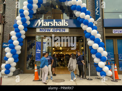 New York, Stati Uniti d'America. 4 Ottobre, 2018. I clienti al di fuori del nuovo off-prezzo Marshalls store nel quartiere di Lower East Side di New York durante l'Inaugurazione giovedì 4 ottobre, 2018. Il Marshalls è un marchio della società TJX, genitore di Marshalls, T. J. Maxx, HomeGoods e altri marchi. Aziende di TJX ha recentemente riportato comps che sono cresciuti del 6% su anno citando un aumento di traffico nella sua divisione Marmaxx (Marshalls, TX Maxx). (Â© Richard B. Levine) Credito: Richard Levine/Alamy Live News Foto Stock