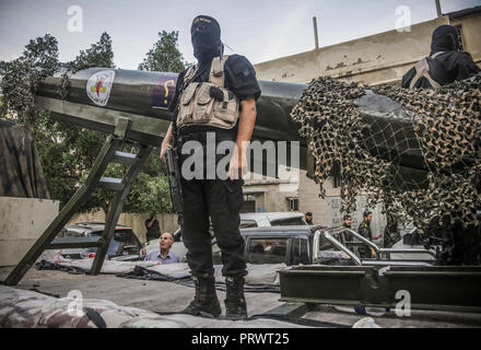 La città di Gaza, Palestina. 4 Ott 2018. Un ufficiale militare visto in piedi di fronte ad un locale Gazan razzo realizzato durante la sfilata.I membri del palestinese Brigate Al-Quds, l ala militare della Jihad islamica gruppo di marzo nella città di Gaza con le loro armi per mostrare la fedeltà per l iraniana-backed movimento palestinese recentemente eletto leader Ziad al-Nakhalah. Credito: Nidal Alwaheidi SOPA/images/ZUMA filo/Alamy Live News Foto Stock