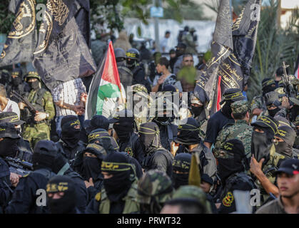 La città di Gaza, Palestina. 4 Ott 2018. Ufficiali militari visto durante la sfilata.I membri del palestinese Brigate Al-Quds, l ala militare della Jihad islamica gruppo di marzo nella città di Gaza con le loro armi per mostrare la fedeltà per l iraniana-backed movimento palestinese recentemente eletto leader Ziad al-Nakhalah. Credito: Nidal Alwaheidi SOPA/images/ZUMA filo/Alamy Live News Foto Stock