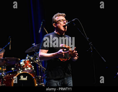 Hamilton, IL, Stati Uniti d'America. Xxi Sep, 2018. 21 Settembre 2018 - Hamilton, Ontario, Canada. Charlie Reid del folk scozzese/rock duo di annunciatori esegue sul palco durante il loro tour canadese al FirstOntario Concert Hall. Photo credit: Brent Perniac/AdMedia Credito: Brent Perniac/AdMedia/ZUMA filo/Alamy Live News Foto Stock