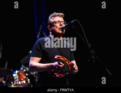 Hamilton, IL, Stati Uniti d'America. Xxi Sep, 2018. 21 Settembre 2018 - Hamilton, Ontario, Canada. Charlie Reid del folk scozzese/rock duo di annunciatori esegue sul palco durante il loro tour canadese al FirstOntario Concert Hall. Photo credit: Brent Perniac/AdMedia Credito: Brent Perniac/AdMedia/ZUMA filo/Alamy Live News Foto Stock