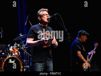 Hamilton, IL, Stati Uniti d'America. Xxi Sep, 2018. 21 Settembre 2018 - Hamilton, Ontario, Canada. Charlie Reid del folk scozzese/rock duo di annunciatori esegue sul palco durante il loro tour canadese al FirstOntario Concert Hall. Photo credit: Brent Perniac/AdMedia Credito: Brent Perniac/AdMedia/ZUMA filo/Alamy Live News Foto Stock