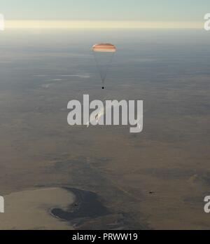 Zhezkazgan, Kazakistan. 4 Ottobre, 2018. Il russo Soyuz MS-08 derive di veicolo spaziale torna a terra portando la Stazione Spaziale Internazionale Expedition 56 equipaggio Ottobre 4, 2018 vicino Zhezkazgan, Kazakistan. Astronauti americani Drew Feustel e Ricky Arnold della NASA, insieme con il russo Soyuz Commander Oleg Artemyev stanno ritornando dopo 197 giorni nello spazio. Credito: Planetpix/Alamy Live News Foto Stock