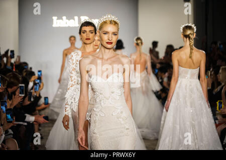 New York, Stati Uniti d'America. 4 Ott 2018. I modelli presenti creazioni di Inbal Dror 2019 raccolta durante il New York Bridal della Settimana della Moda di New York, gli Stati Uniti il 4 ottobre, 2018. Credito: Lin Bilin/Xinhua/Alamy Live News Foto Stock
