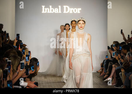New York, Stati Uniti d'America. 4 Ott 2018. I modelli presenti creazioni di Inbal Dror 2019 raccolta durante il New York Bridal della Settimana della Moda di New York, gli Stati Uniti il 4 ottobre, 2018. Credito: Lin Bilin/Xinhua/Alamy Live News Foto Stock