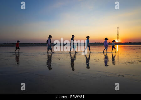 Lianyungang, cinese della provincia di Jiangsu. 1 Ott 2018. I turisti prendono una passeggiata sulla spiaggia nella baia di Haizhou Ganyu nel distretto di Lianyungang, est cinese della provincia di Jiangsu, 1 ottobre, 2018. Le persone in tutta la Cina ha aderito in diverse attività per il tempo libero durante il paese della durata di una settimana giornata nazionale di vacanza. Credito: Si Wei/Xinhua/Alamy Live News Foto Stock