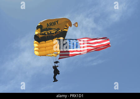 Mitamar, California, Stati Uniti d'America. 29Sep, 2018. Un membro della US Army GOLDEN KNIGHTS parachute team aiuta ad aprire ufficialmente la mostra al Miramar 2018 Air Show, Stati Uniti Marine Corps Air Station Miramar, Miramar, California, Stati Uniti d'America, 30 settembre 2018. Questo anni mostrano onorato cento anni di donne nel Corpo dei Marines. L'air show in primo piano la US Navy precision team volo Blue Angels, Patriots Jet Team, la Marina salto le rane e l'esercito Golden Knights parachute squadre, Sean D. Tucker acrobazia, aeromobili d'epoca, piani di acrobazia aerea, aerei militari ed elicotteri, un carrello a getto che re Foto Stock