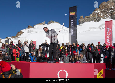 Jungfraujoch, Svizzera. 4 Ott 2018. Giocatore di Golf Rory McIlroy dall Irlanda del Nord gioca la palla durante una dimostrazione di golf evento sul ghiacciaio di Aletsch di Jungfraujoch, Svizzera, il 4 ottobre, 2018. Credito: Xu Jinquan/Xinhua/Alamy Live News Foto Stock