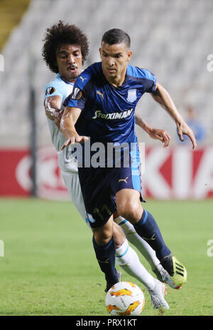 Nicosia. 4 Ott 2018. Emilio Zelaya (anteriore) di Apollon vies con Luiz Gustavo di Marsiglia durante l'Europa League Group H match tra Apollon e Marsiglia a Nicosia, Cipro Il 4 ottobre, 2018. Apollon drew 2-2 con Marseille. Credito: Sakis Savvides/Xinhua/Alamy Live News Foto Stock