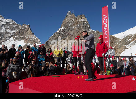 Jungfraujoch, Svizzera. 4 Ott 2018. Giocatore di Golf Rory McIlroy dall Irlanda del Nord gioca la palla durante una dimostrazione di golf evento sul ghiacciaio di Aletsch di Jungfraujoch, Svizzera, il 4 ottobre, 2018. Credito: Xu Jinquan/Xinhua/Alamy Live News Foto Stock