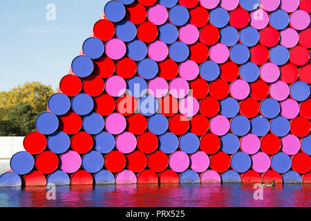 Primo piano della Mastaba di Londra di Christo & Jeanne-Claude, una scultura galleggiante alta 20 metri sulla serpentina di Londra, Londra, Regno Unito Foto Stock