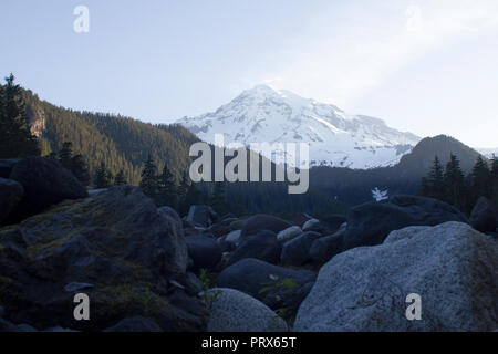 La mattina presto luce sul Monte Rainier Foto Stock