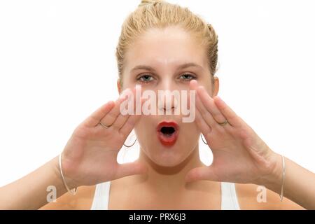 Una giovane donna che chiama qualcuno con le mani intorno alla sua bocca. Su uno sfondo bianco. Foto Stock