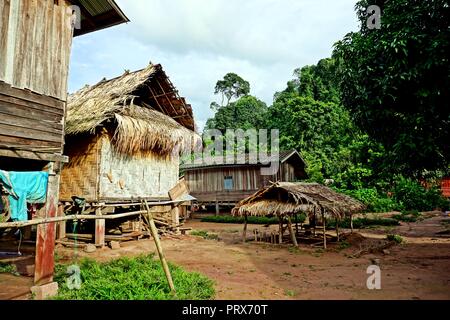 Capanna tradizionale nel villaggio Khmu Nalan Neua, Luang Namtha provincia, Laos Foto Stock