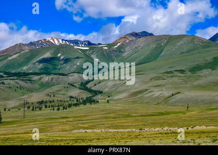 North-Chuya cresta o Severo-Chuiskii gamma - catena di montagne di Altai repubblica, Russia - estate paesaggio di montagna con Chuya steppa in primo piano Foto Stock