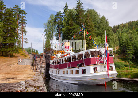 EIDSFOSS, Norvegia - Luglio 18, 2018: M/S Henrik Ibsen ferry boat entrando in camera di bloccaggio a serratura Eidsfoss durante un unico storico viaggio in barca attraverso Foto Stock