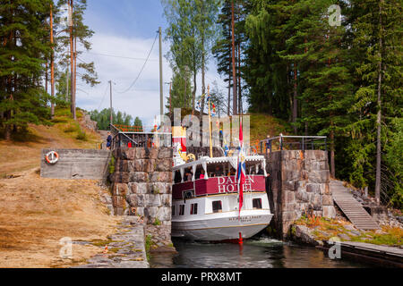 EIDSFOSS, Norvegia - Luglio 18, 2018: M/S Henrik Ibsen ferry boat entrando in camera di bloccaggio a serratura Eidsfoss durante un unico storico viaggio in barca attraverso Foto Stock