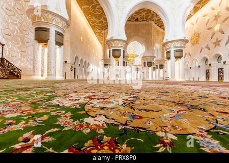 Interno della Sheikh Zayed Grande Moschea di Abu Dhabi, la capitale degli Emirati Arabi Uniti Foto Stock