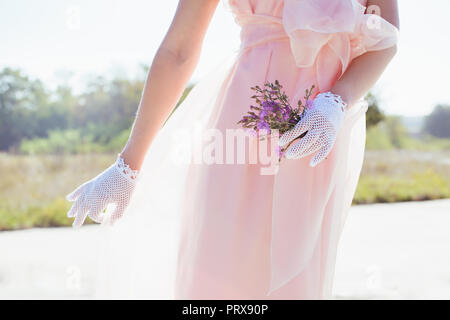 Donna in lacy guanti bianchi a mano Foto Stock