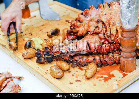 Barbecue è preparato con carne di agnello o di carne di pecora e trasformati da slasher. Carne arrosto su un fuoco aperto, cotto in un modo speciale. Foto Stock