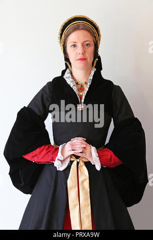 Giovane donna vestita di Tudor costume Foto Stock