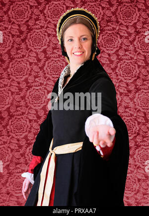 Giovane donna vestita di Tudor costume fa invito alla danza Foto Stock