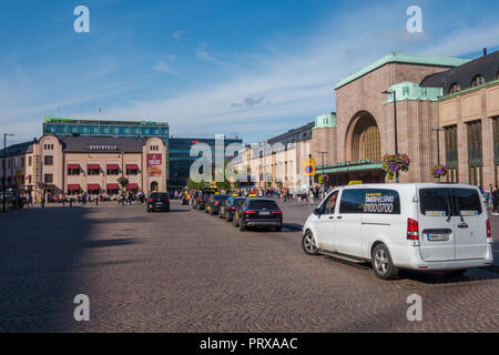 08.16.2018 Redazione Helsinki Finlandia, taxi in attesa per i clienti al di fuori della stazione ferroviaria centrale Foto Stock