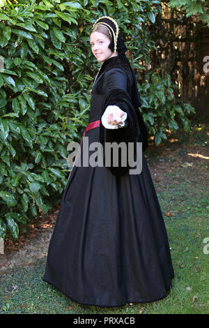 Giovane donna vestita di Tudor costume conduce nel labirinto Foto Stock