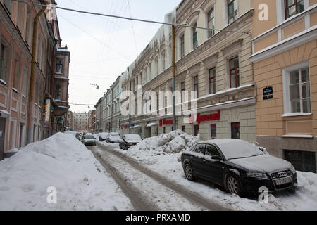 San Pietroburgo, Russia; - Gennaio 5, 2011: una piccola strada sepolto nella neve Foto Stock