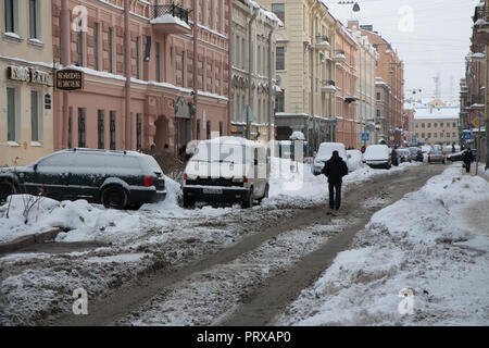 San Pietroburgo, Russia; - Gennaio 5, 2011: una piccola strada sepolto nella neve Foto Stock