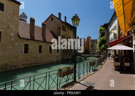 Negozi e caffetterie nei canali di Annecy Francia Foto Stock