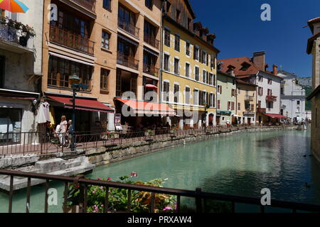 Negozi e caffetterie nei canali di Annecy Francia Foto Stock