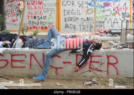 Giugno 14, 2013 - Istanbul, Turchia: governo anti-manifestanti, Gezi Park nelle prime ore del mattino dopo i loro rappresentanti ha avuto colloqui con il Primo Ministro turco Tayyip Recep Erdogan. Atmosfera dans le parc Gezi, quartier generale des manifestants si oppone a la politique du Premier Ministre turc Recep Tayyip Erdogan. *** La Francia / NESSUNA VENDITA A MEDIA FRANCESI *** Foto Stock