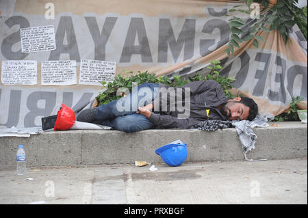 Giugno 14, 2013 - Istanbul, Turchia: governo anti-manifestanti, Gezi Park nelle prime ore del mattino dopo i loro rappresentanti ha avuto colloqui con il Primo Ministro turco Tayyip Recep Erdogan. Atmosfera dans le parc Gezi, quartier generale des manifestants si oppone a la politique du Premier Ministre turc Recep Tayyip Erdogan. *** La Francia / NESSUNA VENDITA A MEDIA FRANCESI *** Foto Stock