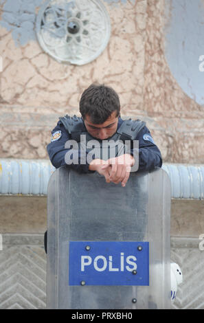 Giugno 14, 2013 - Istanbul, Turchia: un sonno funzionario di polizia guardia in Piazza Taksim. Nazioni Unite policier endormi sur son bouclier una cote du parc Gezi, quartier generale des manifestants si oppone a la politique du Premier Ministre turc Recep Tayyip Erdogan. *** La Francia / NESSUNA VENDITA A MEDIA FRANCESI *** Foto Stock