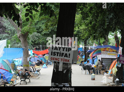 Giugno 14, 2013 - Istanbul, Turchia: governo anti-manifestanti, Gezi Park nelle prime ore del mattino dopo i loro rappresentanti ha avuto colloqui con il Primo Ministro turco Tayyip Recep Erdogan. Atmosfera dans le parc Gezi, quartier generale des manifestants si oppone a la politique du Premier Ministre turc Recep Tayyip Erdogan. *** La Francia / NESSUNA VENDITA A MEDIA FRANCESI *** Foto Stock