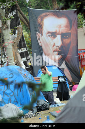 Giugno 14, 2013 - Istanbul, Turchia: governo anti-manifestanti, Gezi Park nelle prime ore del mattino dopo i loro rappresentanti ha avuto colloqui con il Primo Ministro turco Tayyip Recep Erdogan. Atmosfera dans le parc Gezi, quartier generale des manifestants si oppone a la politique du Premier Ministre turc Recep Tayyip Erdogan. *** La Francia / NESSUNA VENDITA A MEDIA FRANCESI *** Foto Stock