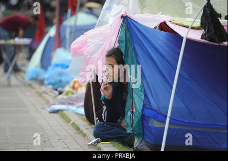 Giugno 14, 2013 - Istanbul, Turchia: governo anti-manifestanti, Gezi Park nelle prime ore del mattino dopo i loro rappresentanti ha avuto colloqui con il Primo Ministro turco Tayyip Recep Erdogan. Atmosfera dans le parc Gezi, quartier generale des manifestants si oppone a la politique du Premier Ministre turc Recep Tayyip Erdogan. *** La Francia / NESSUNA VENDITA A MEDIA FRANCESI *** Foto Stock