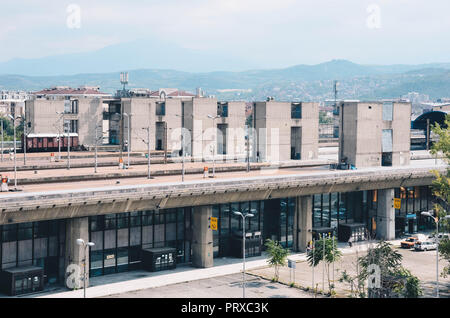 Stazione ferroviaria di Skopje/stazione ferroviaria (costruito 1969), Skopje, Repubblica di Macedonia, Settembre 2018 Foto Stock