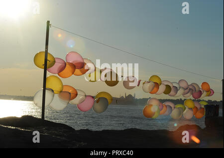 Giugno 10, 2013 - Istanbul, Turchia: Palloncini con la skyline di Sultanahmet in background, come Turchia del movimento di protesta che entra nella sua seconda settimana. Des ballons sur les Rives du Bosphore tandis que les manifestazioni anti-Gouvernementales du parc Gezi battent leur plein. *** La Francia / NESSUNA VENDITA A MEDIA FRANCESI *** Foto Stock