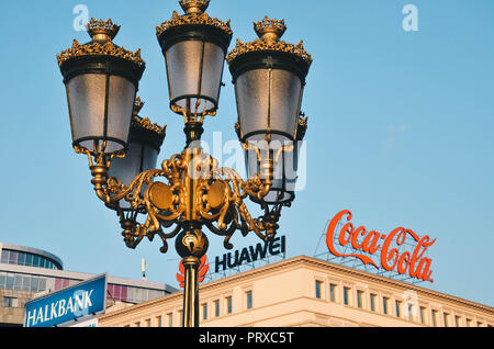 Oro illuminazione marciapiede, Macedonia Square, Skopje, Repubblica di Macedonia, Settembre 2018 Foto Stock