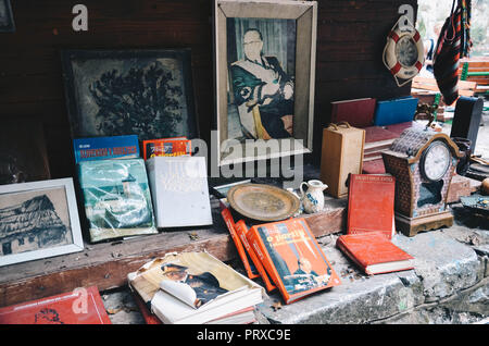 Tito libri e oggetti di antiquariato su uno stallo a Matka Canyon, Skopje, Repubblica di Macedonia, Settembre 2018 Foto Stock