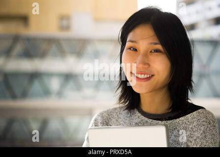 Close-up di sorridente giovane donna Foto Stock