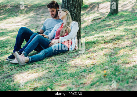 Coppia giovane per ascoltare musica sullo smartphone Foto Stock