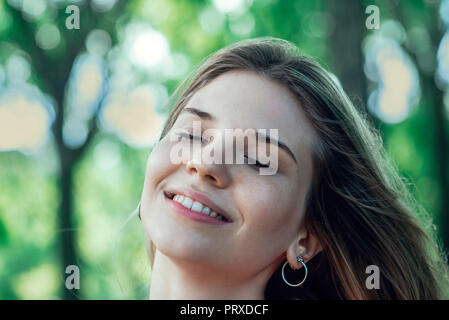 Close-up di sorridente giovane donna Foto Stock