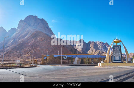 DAHAB, Egitto - 25 dicembre 2017: il nodo stradale nel deserto del Sinai con una composizione scultorea alla rotonda - il mosaico delle principali Sina la Foto Stock