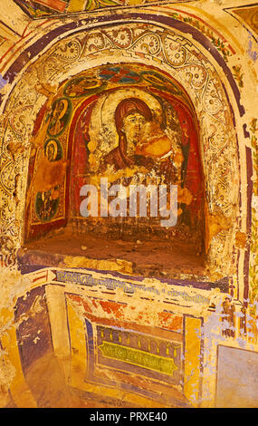 Santa Caterina, Egitto - 25 dicembre 2017: minuscola nicchia in una parete di God-Trodden Monte Sinai (St Catherine) monastero con affresco della Vergine Maria con Byza Foto Stock