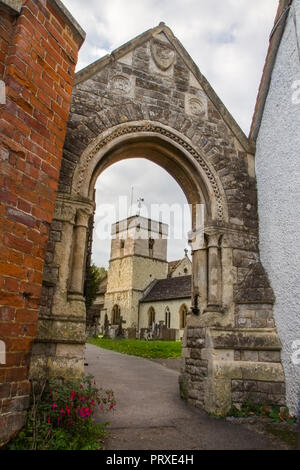 Ottobre 2017 - La chiesa di San Michele, una tipica chiesa parrocchiale e il cimitero circostante, a Betchworth village, Surrey, Regno Unito Foto Stock