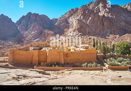 Il Sacro Convento di God-Trodden Monte Sinai (Santa Caterina monastero) è circondata da rocce rosse del deserto del Sinai, Egitto. Foto Stock