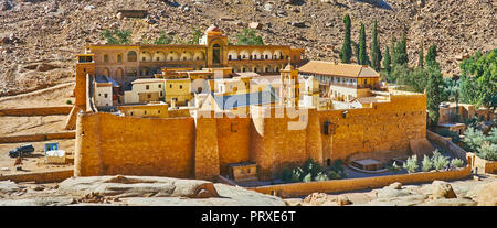 La cittadella medioevale è il Sacro Convento dei God-Trodden Monte Sinai (St Catherine's), situato nella gola del deserto, al piede della montagna, circondato da Foto Stock